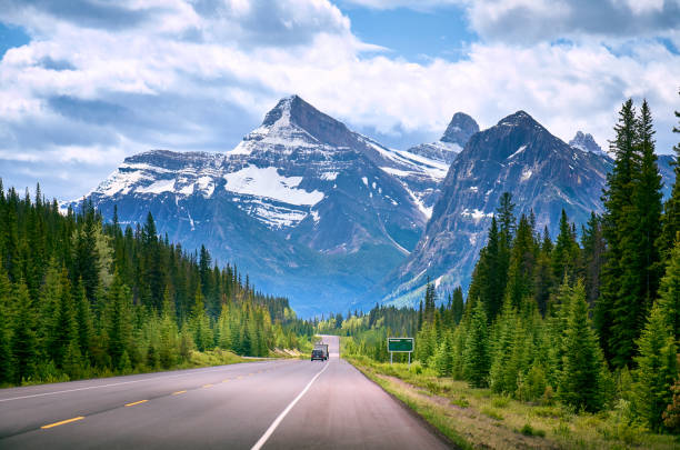 bellissimo paesaggio montano. monte kerkeslin. icefields parkway - autostrada tra banff e jasper. montagne rocciose canadesi. parco nazionale di jasper. alberta. canada - parco nazionale di jasper foto e immagini stock