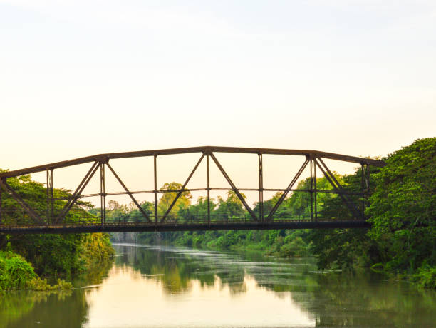 돌진하는 강 한가운데있는 검은 강철 다리 구조 - railway bridge 뉴스 사진 이미지