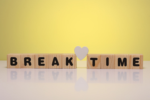 BREAK TIME word on wooden cubes