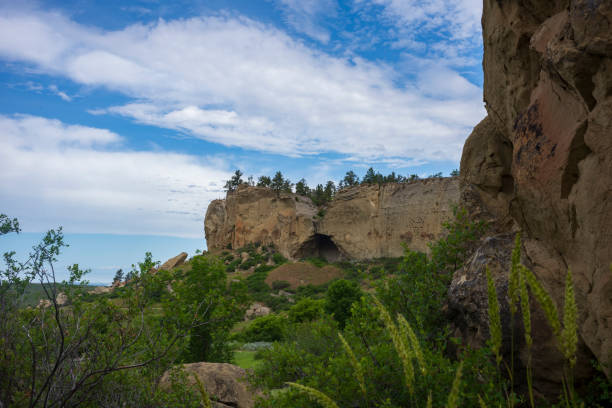 пиктографическая пещера, биллингс, монтана летним днем - billings стоковые фото и изображения