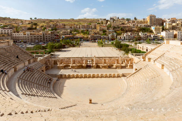 jordania, ammán : vista del teatro romano y la ciudad de amán, jordania - amphitheater fotografías e imágenes de stock