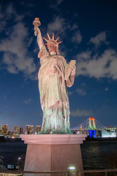 odaiba statue de la liberté à tokyo - réplique de la statue de la liberté odaiba photos et images de collection