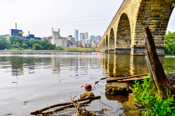 ponte do arco de pedra minneapolis minnesota - arch bridge - fotografias e filmes do acervo