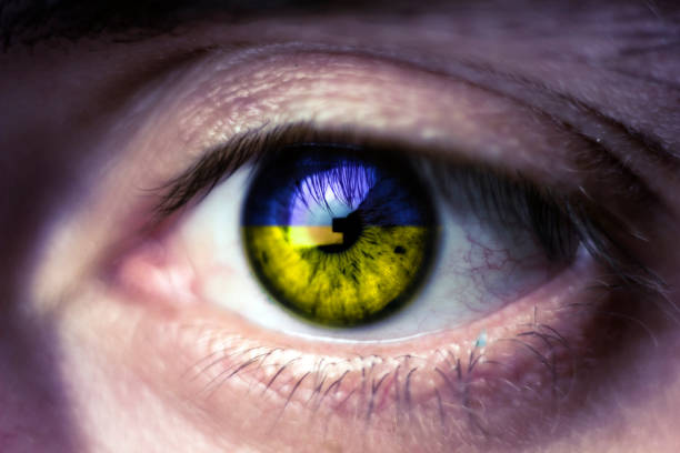 primo piano del gas umano, pupilla di colore della bandiera dell'ucraina, crisi in ucraina e guerra - men male military beautiful foto e immagini stock