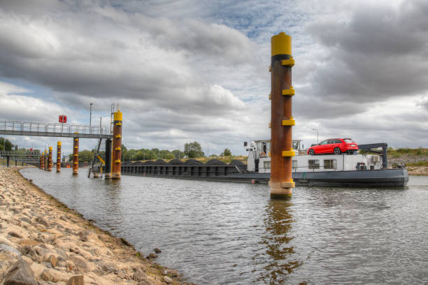 uma barcaça cheia de carvão no rio weser, na alemanha. - barge canal construction engineering - fotografias e filmes do acervo