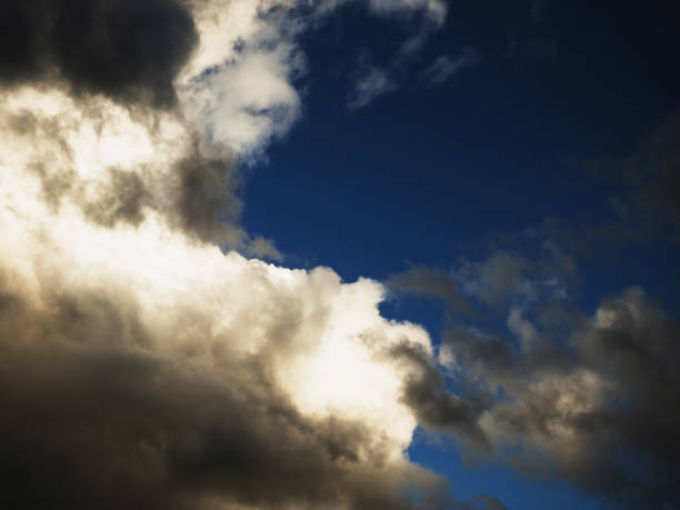 der himmel ist voller dunkler wolken bei schlechtem wetter vor einem gewitter. - cyclone stock-fotos und bilder