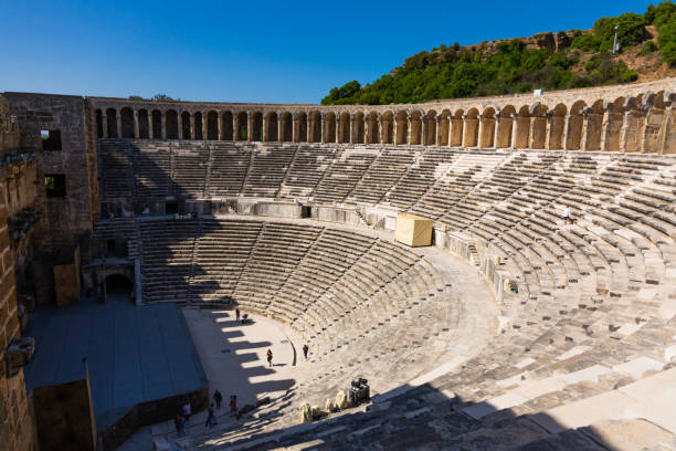 teilweise restauriertes römisches theater in der antiken siedlung aspendos, türkei - roman antalya turkey restoring stock-fotos und bilder