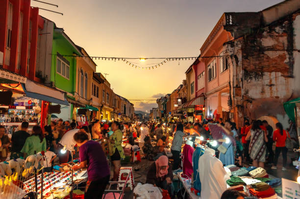 mercado nocturno de phuket walking street en phuket - bazaar fotografías e imágenes de stock