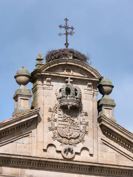 монфорте-де-лемос, луго, испания; 3-13-22; королевский герб, старый герб испании, расположенный в самой высокой области фасада школы нуэстра-сен - coat of arms nobility lion spain стоковые фото и изображения
