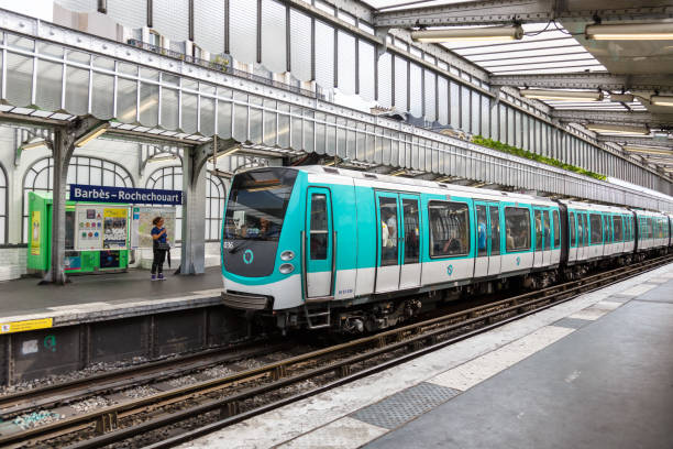 フランスの地下鉄パリ駅バルベス - ロシュシュアール公共交通機関 - paris metro train ストックフォトと画像