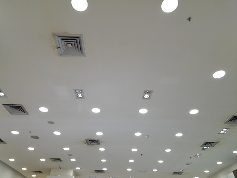 mall ceiling roof that has a lot of lights