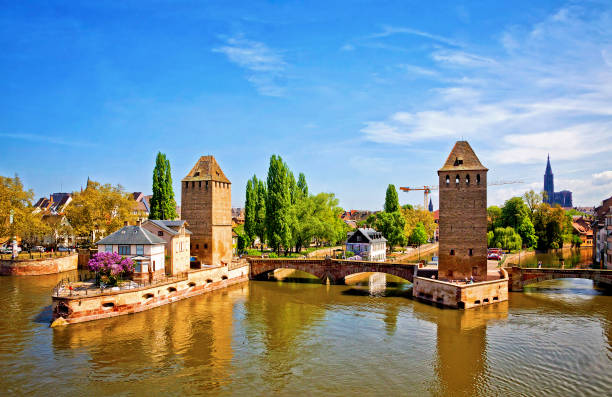 ストラスブール市の橋で覆われた橋、アルザス、フランス - covered bridge ストックフォトと画像