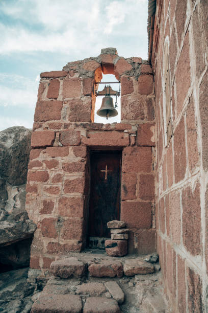 church worship on greek orthodox chapel on mount sinai. beautiful dawn in egypt, early morning view of top of mountain. - places of worship fotos imagens e fotografias de stock