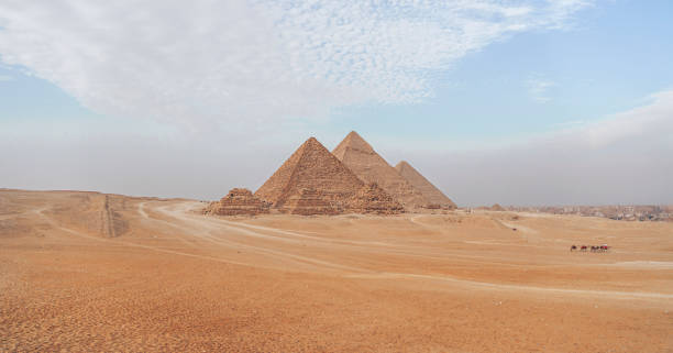 giza pyramids in cairo, egypt. general view of pyramids from the giza plateau pyramids known as queens' pyramids on front side. next in order from left, pyramid of menkaure, khafre and chufu - pyramid of mycerinus pyramid great pyramid giza imagens e fotografias de stock