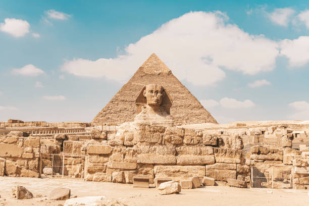 widok na wielkiego sfinksa i piramidy w gizie w tle w piękny pochmurny błękitny dzień nieba - giza pyramids sphinx pyramid shape pyramid zdjęcia i obrazy z banku zdjęć