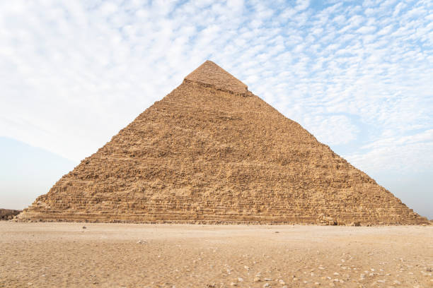 alta pirámide de kefrén sobre el fondo de un cielo azul con nubes, giza, el cairo, egipto. segunda pirámide - khafre fotografías e imágenes de stock