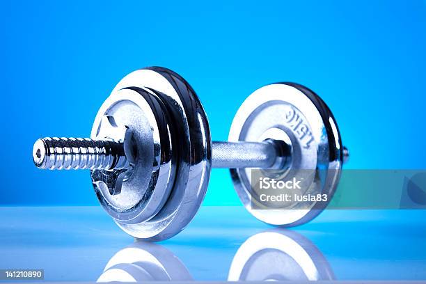 Dumbell No Fundo Azul - Fotografias de stock e mais imagens de Barra de pesos - Barra de pesos, Culturismo, Derrota