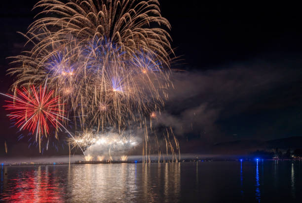 фейерверк на морском входе, ванкувер, британская колумбия - english bay flash стоковые фото и изображения