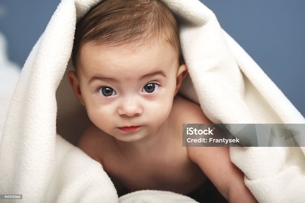 Adorabile bambino in bianco coperchio - Foto stock royalty-free di Allegro