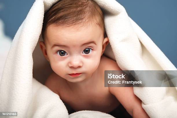 Adorabile Bambino In Bianco Coperchio - Fotografie stock e altre immagini di Allegro - Allegro, Asciugamano, Bambino