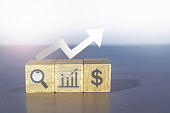 profitables-investitionssuchsymbol-auf-hellgrauem-holzkastenhintergrund-und-pfeil-nach-oben.jpg?b=1&s=170x170&k=20&c=R4DGOZk9960X4zhCnsRGq6CotNyAwYF612lLSaNQiv4=