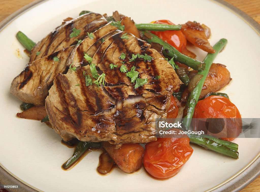 Filete de atún asado a la parrilla con verduras - Foto de stock de A la Parrilla libre de derechos