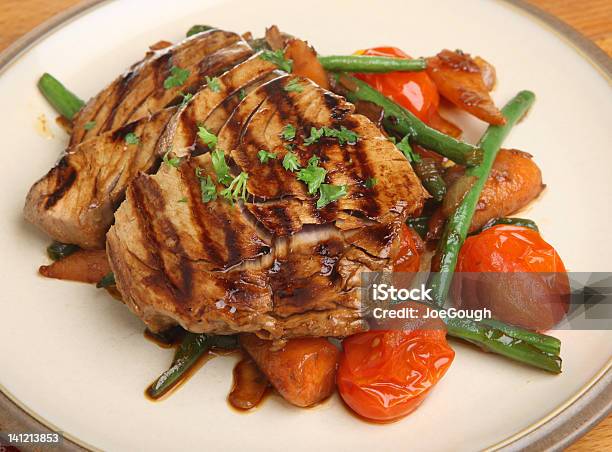 Filete De Atún Asado A La Parrilla Con Verduras Foto de stock y más banco de imágenes de A la Parrilla - A la Parrilla, Alimento, Alimentos cocinados