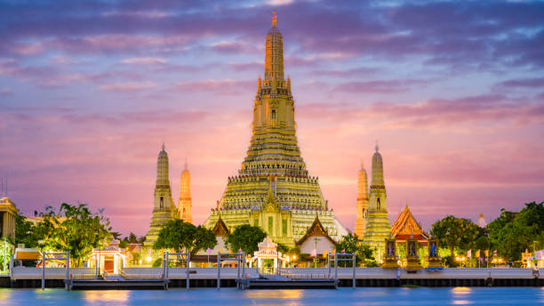 wat arun temple bangkok thailand, temple of dawn, buddhist temple alongside chao phraya river - siam square imagens e fotografias de stock