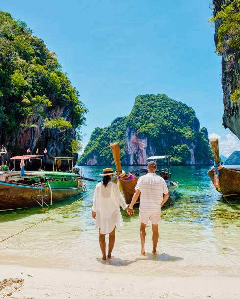 koh lao lading cerca de koh hong krabi tailandia, hermosa playa con barcos de cola larga - nautical vessel sky andaman sea beach fotografías e imágenes de stock