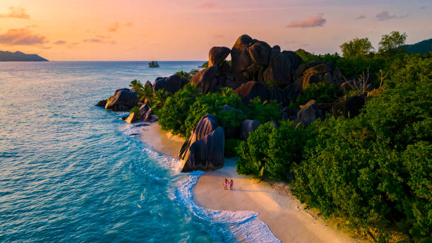 anse source d'argent, la digue seychelles, pareja joven hombres y mujeres en una playa tropical - honeymoon fotografías e imágenes de stock