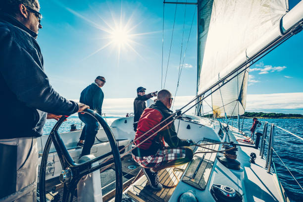 レガッタのヨットのセーリング乗組員 - sailing sailboat regatta teamwork ストックフォトと画像