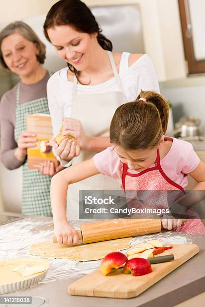 Madre E Figlia Facendo Apple Insieme A Torta - Fotografie stock e altre immagini di Adulto - Adulto, Adulto in età matura, Ambientazione interna