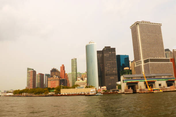 vista panorámica del horizonte de manhattan. ciudad de nueva york, estados unidos. edificios de oficinas y rascacielos en el bajo manhattan. - manhattan dusk new york state sunrise fotografías e imágenes de stock