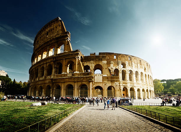 vue sur le paysage du colisée à rome, italie - gladiator rome italy sunlight photos et images de collection