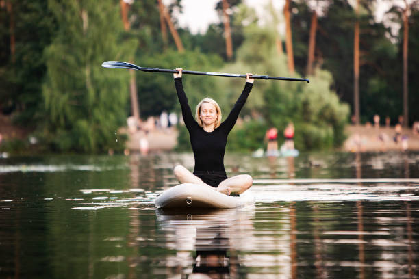 mujer en sup con remo - paddleboard oar women lake fotografías e imágenes de stock