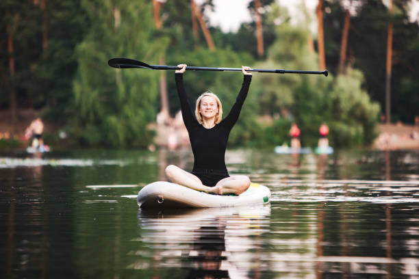 mujer en sup con remo - paddleboard oar women lake fotografías e imágenes de stock