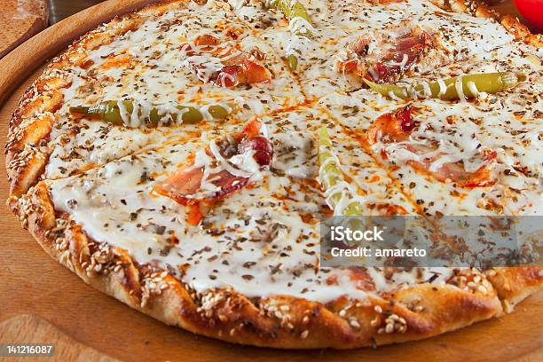 Köstliche Pizza Stockfoto und mehr Bilder von Altertümlich - Altertümlich, Erfrischung, Fotografie