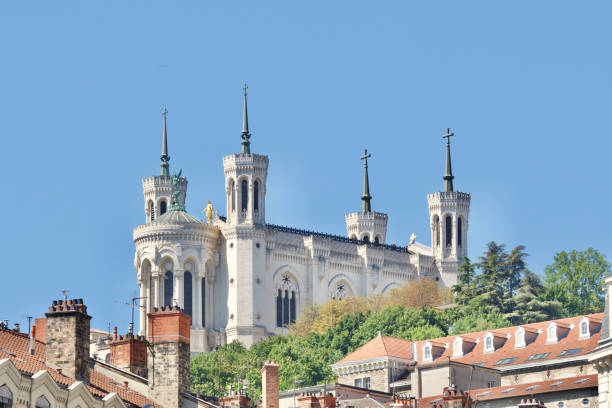 beautiful notre dame de fourvière basilica - basilique notre dame de fourvière photos et images de collection