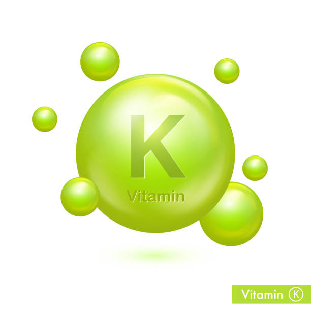 vitamin k grüne glänzende pille vektor illustration für das gesundheitswesen. bio-symbol für lebensmittel diätetisch - capsule vitamin pill letter k medicine stock-grafiken, -clipart, -cartoons und -symbole