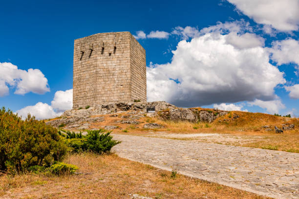 der torre de menagem da guarda am castelo da guarda ist ein großartiger aussichtspunkt der hochgebirgsstadt portugal - guarda stock-fotos und bilder