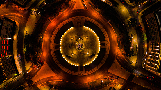 Statue of the Marques de Pombal from above, in Lisboa during night traffic