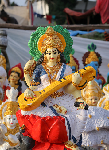 Un ídolo divino de la diosa hindú Saraswathi conocida como la deidad del conocimiento y la sabiduría en color vibrante en la India. photo