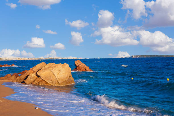 berühmter strand in cannes, côte d'azur, frankreich - cannes french riviera france beach stock-fotos und bilder