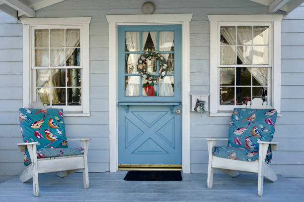 encantador bungalow de playa con sillas adirondack en el porche - wood chair outdoors rural scene fotografías e imágenes de stock