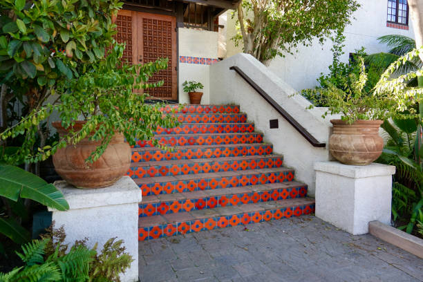 正面玄関に通じる装飾的なセラミックタイルを備えた広い階段 - house san diego california old town architecture ストックフォトと画像