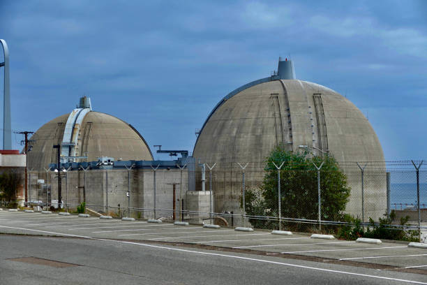 時代遅れの原子力発電所の構造 - nuclear power station california nuclear energy power station ストックフォトと画像