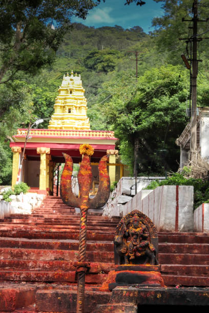 une vue divine de l’arme trisula enduite de kumkum et de pâte de curcuma comme offrande symbolique à la déesse chamundeshwari au pied de mysore, en inde. - trisula photos et images de collection