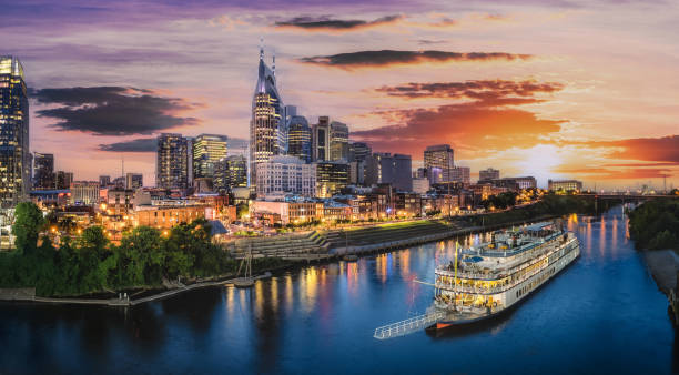 nashville skyline mit fluss und sonnenuntergang - night cityscape reflection usa stock-fotos und bilder