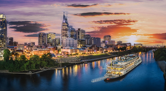 Horizonte de Nashville con río y puesta de sol photo