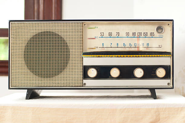 istock Old fashionable radio 141221126